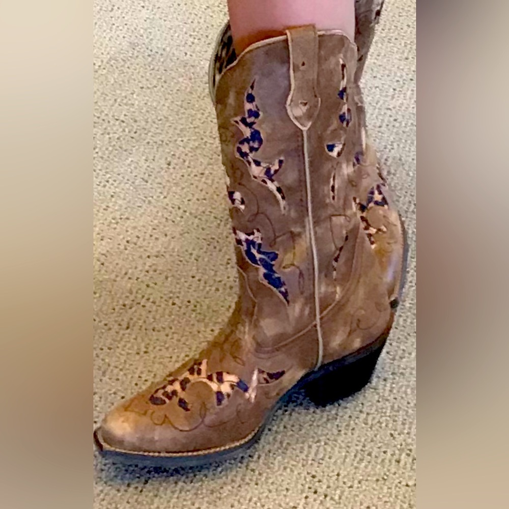 Brand new Laredo cowgirl boots. Size 6.5, Patterned light brown.